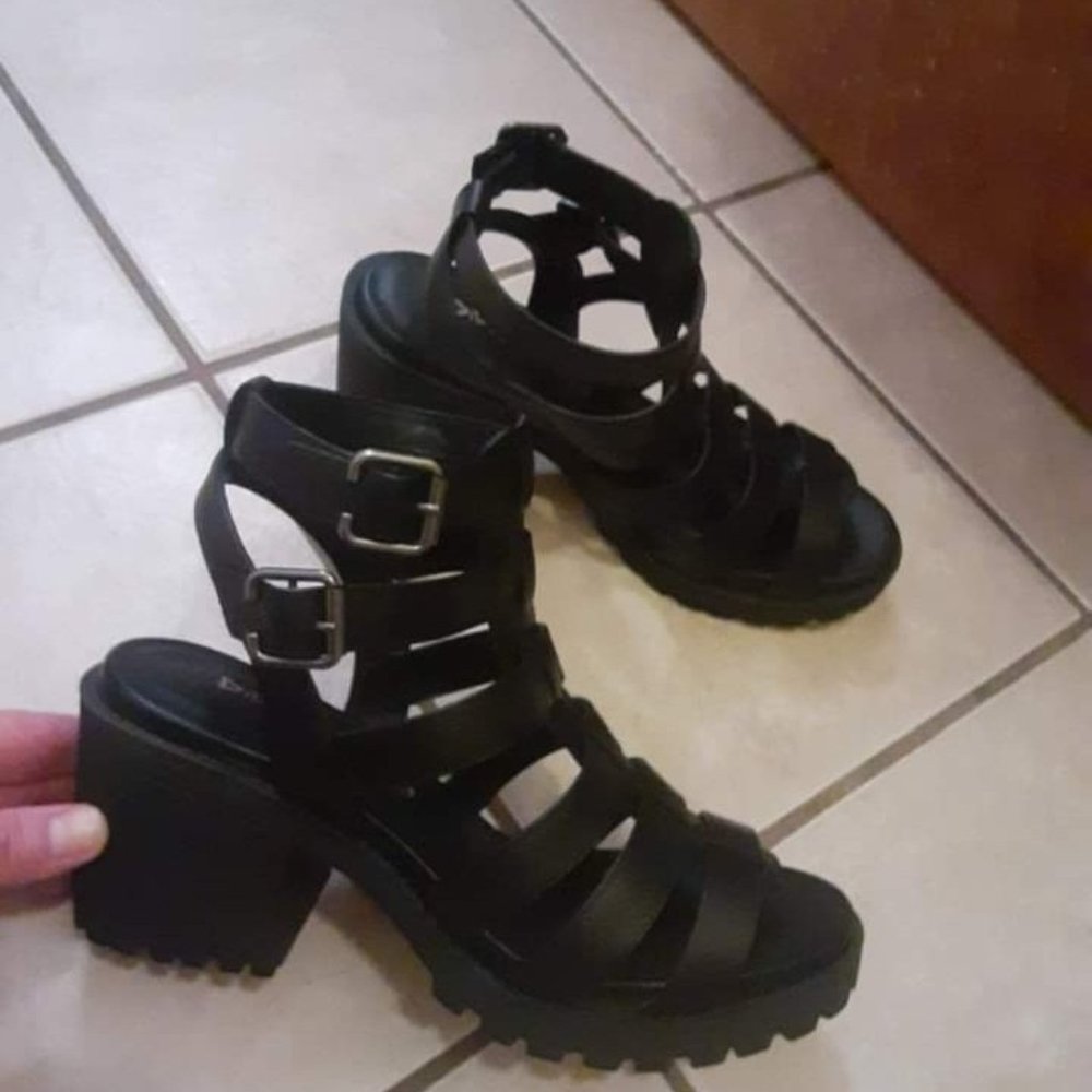Chinese Laundry Caged Sandals Size 9.5